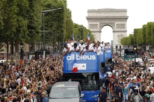 Les sportifs doivent participer à une séance de dédicaces à la boutique de leur équipementier.