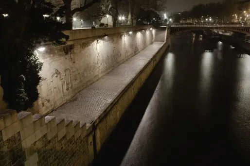 Le jeune homme, après avoir bu, a uriné dans la Seine du haut d'un parapet. Une camarade l'a poussé "par jeu" et il est tombé dans la Seine vers 2h.