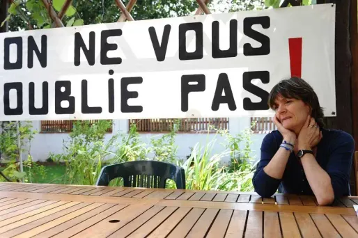 "Au bout de 700 jours, on s'est dit qu'il fallait qu'on commence à le faire", souligne Maire-Line Bondu, la belle-mère de Pierre Legrand, l'un des otages.