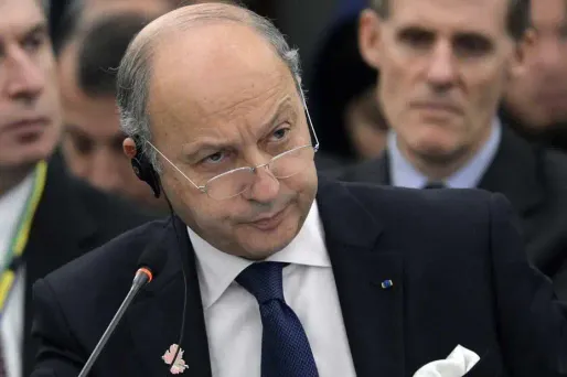 Syrie : Fabius raille Sarkozy