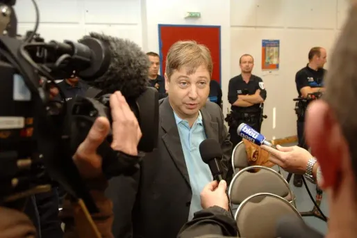 Un sénateur de Moselle, Jean-Louis Masson (non inscrit, ex-UMP), a en effet rendu public mardi ce document audio, dans lequel un autre sénateur de ce département, François Grosdidier (UMP), suggère de le piéger" avec une mineure" au Maroc.