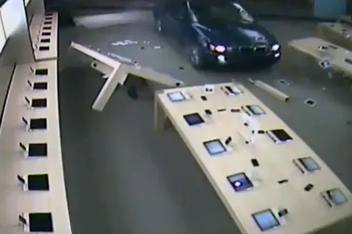 Ils dévalisent l'Apple Store en 4x4