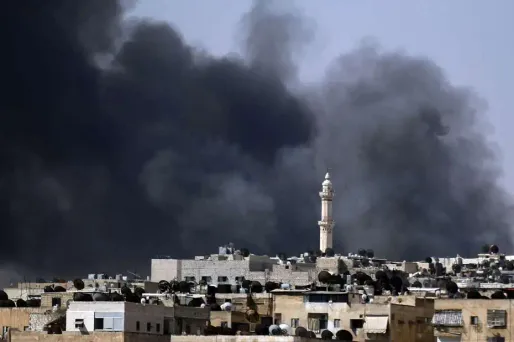 L'armée syrienne, qui a achevé dimanche son déploiement autour d'Alep, bombardait et livrait bataille aux insurgés dans la ville avant de lancer l'offensive finale