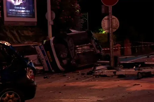 Deux personnes sont mortes, dont un policier et une femme, et deux autres ont été blessées, dont encore un policier, dans un accident de la route survenu dans la nuit de vendredi à samedi à Cannes.