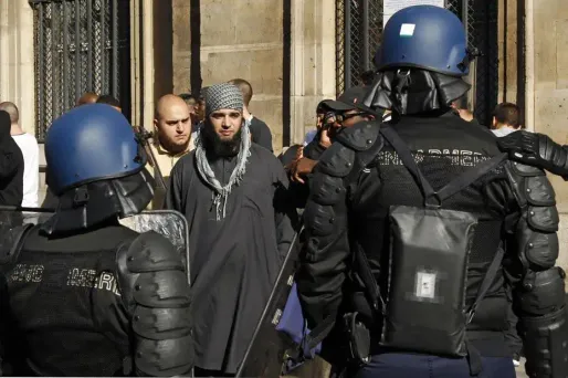 Plus d'une centaine de personnes ont été interpellées devant l'ambassade des Etats-Unis et devant le ministère de l'Intérieur.