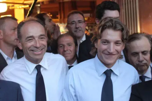 Jean Sarkozy vante les mérites de Copé, "exemplaire" pour soutenir son père.