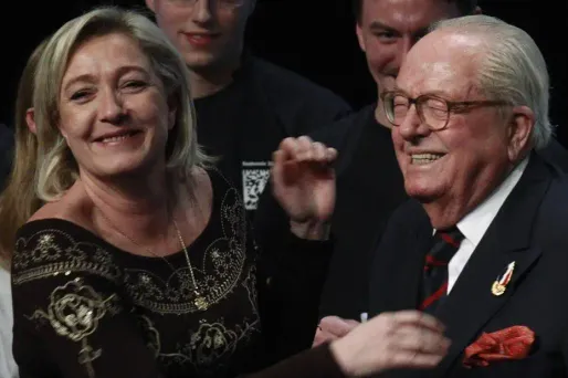 Jean-Marie Le Pen, président d'honneur du Front National a estimé samedi que la proposition d'interdire le voile et la kippa dans la rue n'était "pas un sujet essentiel" tout en la jugeant "sage" et "assez raisonnable", en arrivant à l'université d'été du FN à la Baule.