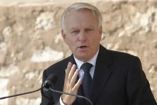 Jean-Marc Ayrault souhaite que dans dix ans, les voitures françaises ne consomment plus que deux litres au cent kilomètres.