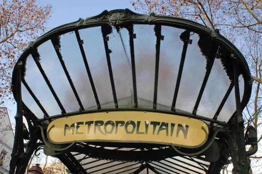 Une femme accouche sur un quai de métro