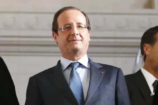 À la veille d'une intervention télévisée très attendue par une opinion inquiète, François Hollande a prôné samedi dans des confidences au Monde "la constance" .