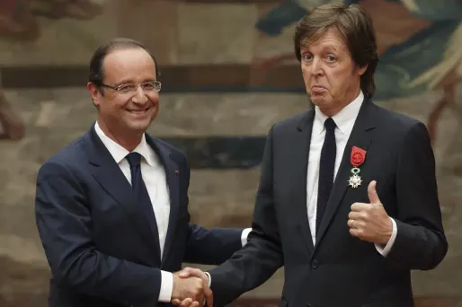 Paul McCartney a été décoré samedi en début d'après-midi de la légion d'honneur par François Hollande.