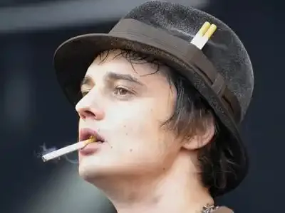 le chanteur britannique est interdit de train par la SNCF.