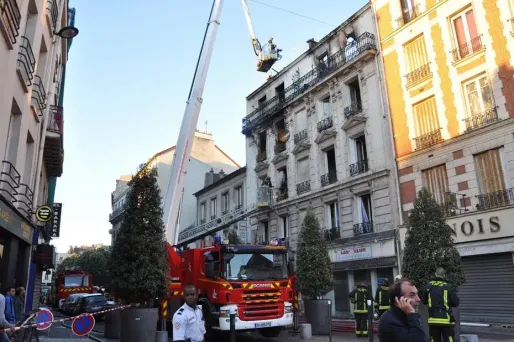 Deux personnes ont été tuées et plus d'une dizaine d'autres blessées dans l'incendie d'origine indéterminée d'un immeuble à Saint-Denis, dans la nuit de samedi à dimanche, a-t-on appris auprès de la préfecture de Seine-Saint-Denis.