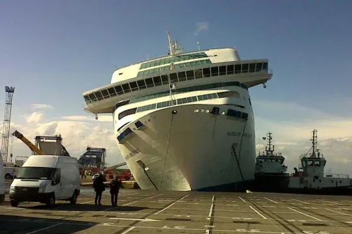 Sous l'effet du vent, le navire a rompu les amarres avant de percuter le quai.