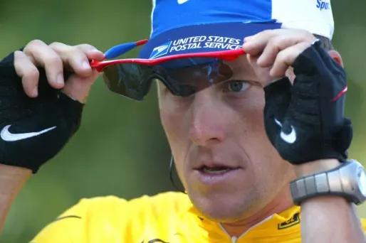 Lance Arsmtrong est en train de perdre tous ses sponsors.