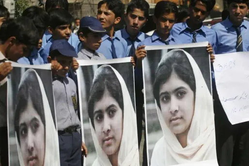 Malala, 14 ans, grièvement blessée par les talibans, a été transportée en Grande-Bretagne pour recevoir des soins.