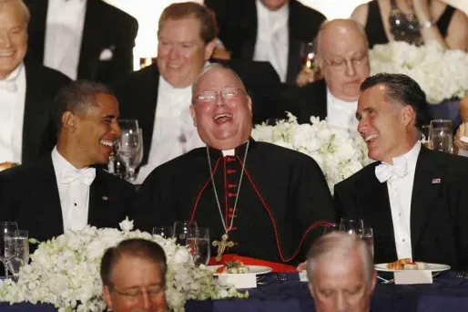 Barack Obama et Mitt Romney ont échangé blagues et bons mots lors d'un dîner de gala à New York.