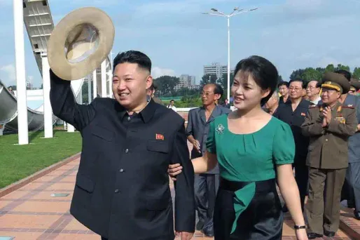 Ri Sol-Ju, âgée d'une vingtaine d'années, a été présentée comme la femme "officielle" du leader coréen.