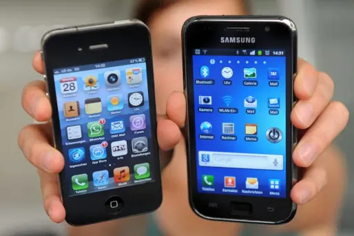 Deux des téléphones en cause lors de cette bataille juridique : l'iPhone 4 et le Samsung Galaxy S.