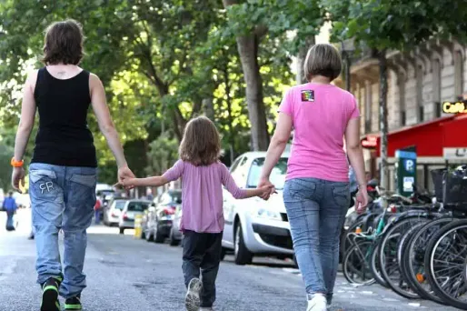 Le ministre de l'Intérieur Manuel Valls a accordé le droit aux congés parentaux aux familles homoparentales de la police et de la gendarmerie, a annoncé lundi l'association Flag! de policiers et gendarmes LGBT (lesbiennes, gays, bi et trans).