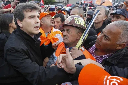 Arnaud Montebourg, a déclaré jeudi au Sénat que "l'éventualité d'un contrôle public, même temporaire" du site ArcelorMittal de Florange (Moselle) "doit faire l'objet d'une étude sérieuse"