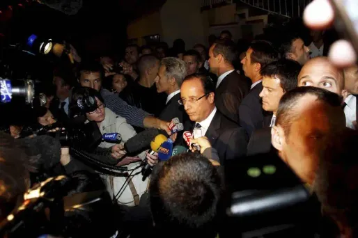 . Lors de sa visite à Échirolles dans le cadre de l'enquête sur le meurtre à l'arme blanche de deux jeunes d'un quartier près de Grenoble, François Hollande a été apostrophé par une femme en colère.