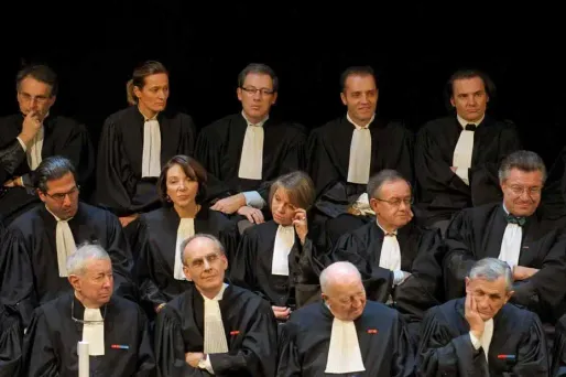 Les avocats ont eu gain de cause : les politiques ne pourront plus automatiquement enfiler la robe noire.