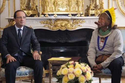 Le chef indien brésilien Raoni, arborant une coiffe à plumes jaunes et son fameux plateau labial, a plaidé vendredi la cause de l'Amazonie et des peuples autochtones à l'Elysée où il a été reçu par le président François Hollande.