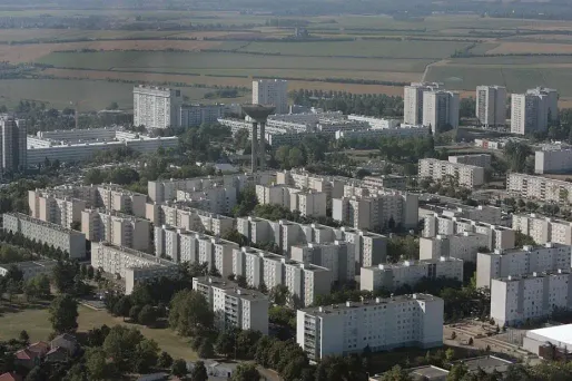 Une adolescente de 14 ans est entre la vie et la mort après s'être défenestrée du 7ème étage à Venissieux.