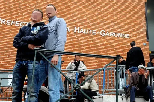 Il faudra être présent depuis cinq ans en France et avoir travaillé au moins 8 mois au cours des 24 derniers mois pour obtenir un titre de séjour.