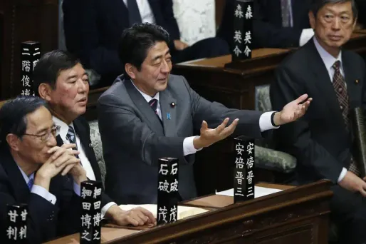 Shinzo Abe a déjà été premier ministre en 2006-2007. Il avait dû démissionner pour des raisons de santé, mais aussi parce que son gouvernement était fragilisé par des scandales.