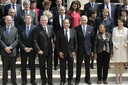Photo de famille du gouvernement rassemblé autour de François Hollande.