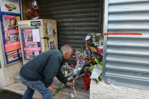 Des fleurs et des bougies ont été déposés devant le magasin du commerçant tué à Marseille vendredi.