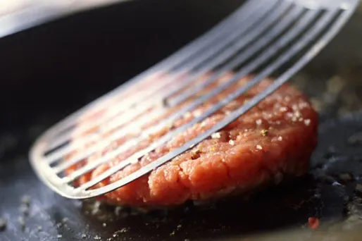 La viande sous antivol dans un supermarché
