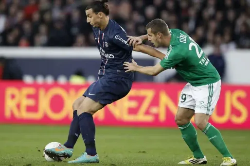 Expulsé pour un geste dangereux sur le gardien stéphanois à la 70e minute, Zlatan Ibrahimovic a reçu samedi son premier carton rouge.