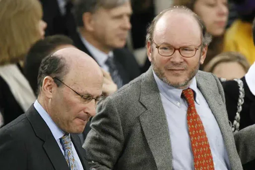 Les frères Wertheimer, héritiers du groupe de luxe Chanel, figurent au sommet des Français les plus fortunés exilés en Suisse. Leur fortune est estimée entre 4,9 et 5,7 milliards d'euros.