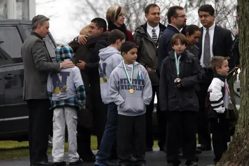 Les proches des victimes se sont massés près du funérarium à Newtown.