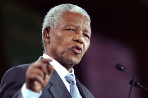 Nelson Mandela suivra un traitement à domicile.