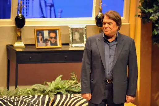 L'homme d'affaires Bernard Tapie, allié à la famille Hersant, va mettre la main sur les titres restants du Groupe Hersant Médias (GHM), dont La Provence et Nice Matin, son offre ayant été retenue par les banques créancières du groupe, selon une source proche du dossier.