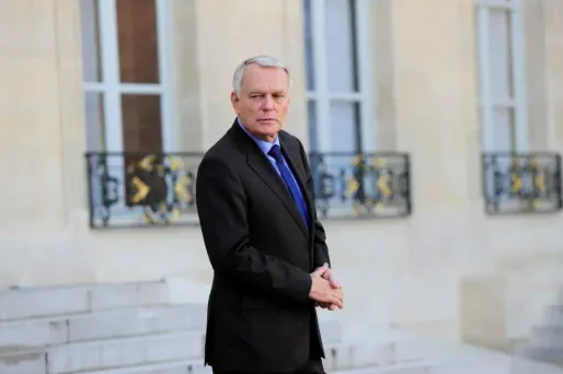 "Je n'ai pas traité de minable M. Depardieu", s'est défendu Jean-Marc Ayrault.