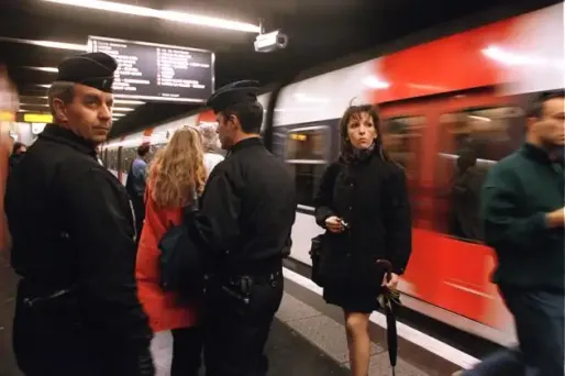 Le "pousseur" du RER devant la justice