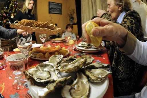 Parmi les aliments traditionnellement consommés à Noël, seules les huitres devraient échapper à la hausse.