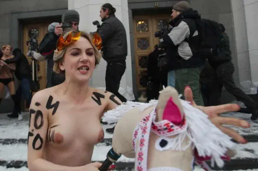Ukraine : seins nus et bagarre entre députés