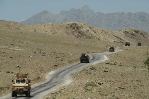 Des blindés sur la route qui relie Tagab à Nijrab.