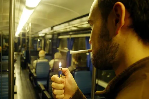 Certains voyageurs, accros au tabac, accaparent depuis plusieurs années des rames de trains de banlieue.
