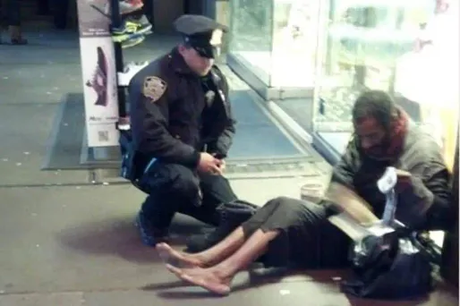 Un policier new-yorkais a été pris en photo en train d'offrir une paire de bottes à un sans-abri.