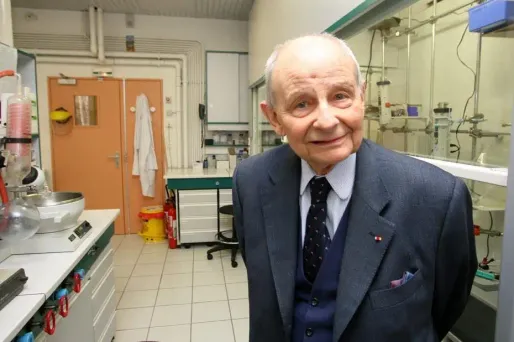 Le président des laboratoires Servier a décidé de quitter la présidence du "G5" des laboratoires français.