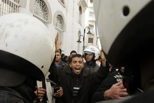 Lundi déjà, de nombreux Tunisiens étaient descendus crier leur colère.