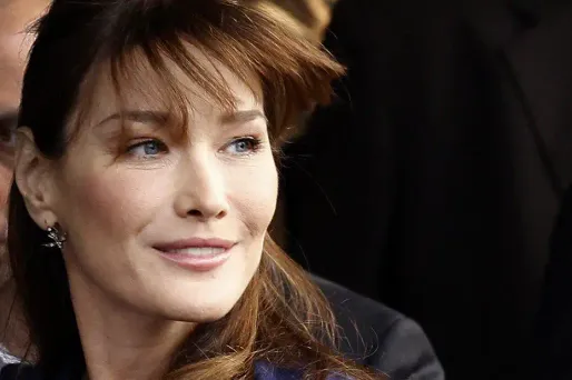 Carla Bruni reprend Douce France