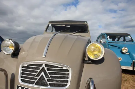 Les 2Cv de Citroën sont connues pour leur système de suspension qui les fait pencher dans les virages